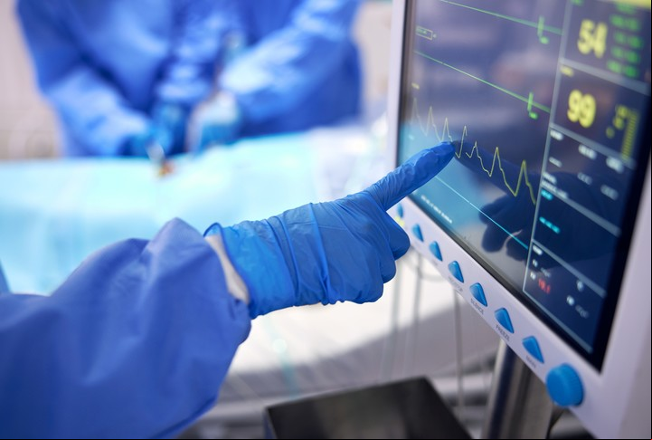 Las ondas que registra el electrocardiograma permiten identificar irregularidades en el funcionamiento del corazón. Foto: Shutterstock.