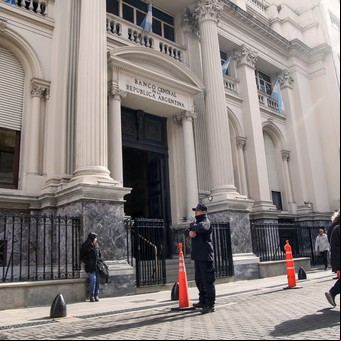 Tras el dato de inflación, el Banco Central volvió a bajar la tasa de interés y llega a 40% anual