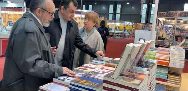 Tras bajarse del acto oficial, Cifelli recorrió hoy la Feria del Libro "como un lector más"