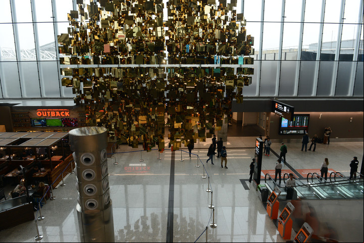 El Sol, de Julio Le Parc, la obra del artista mendocino que ya se luce en la terminal de partidas del Aeropuerto de Ezeiza. Foto: Luciano Thieberger
