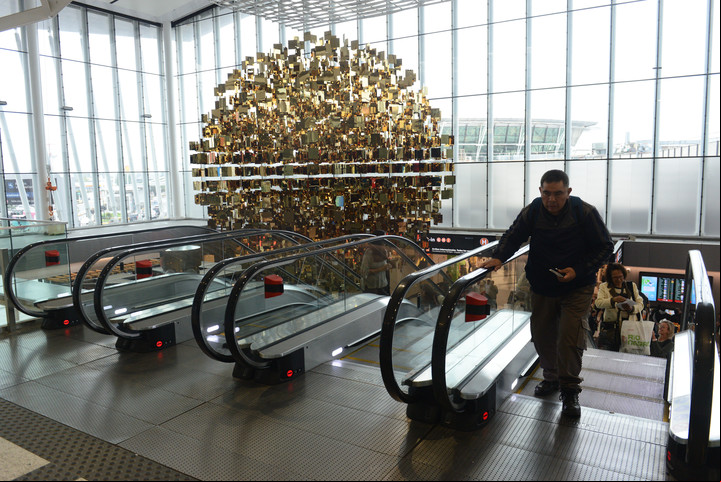 El Sol, de Julio Le Parc, la obra del artista mendocino que ya se luce en la terminal de partidas del Aeropuerto de Ezeiza. Foto: Luciano Thieberger