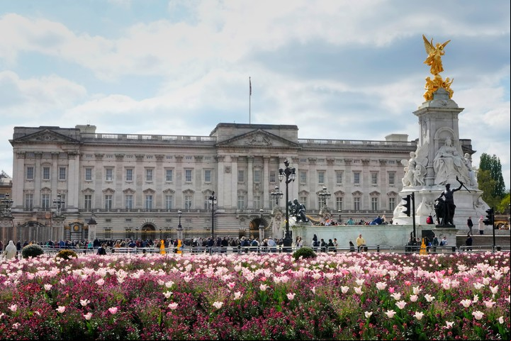 Flores para celebrar la primavera, frente al Palacio de Buckingham, en Londres, este viernes. Foto: AP