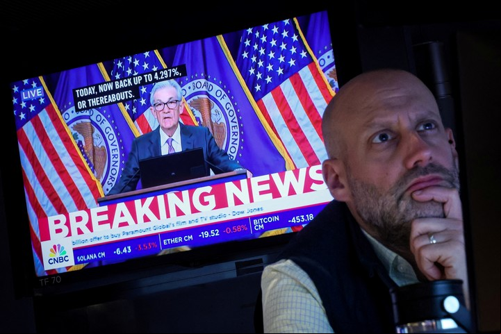 Un televisor con la imagen del titular de la FED, Jerome Powell, en la Bolsa de Valores de Nueva York, en marzo pasado. Foto: REUTERS
