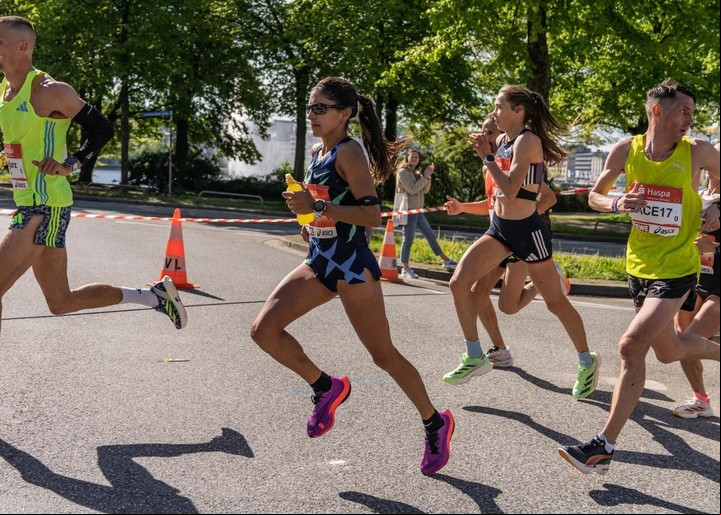 Daiana Ocampo, durante la maratón de Hamburgo en la que consiguió la clasificación a los Juegos Olímpicos de París 2024.