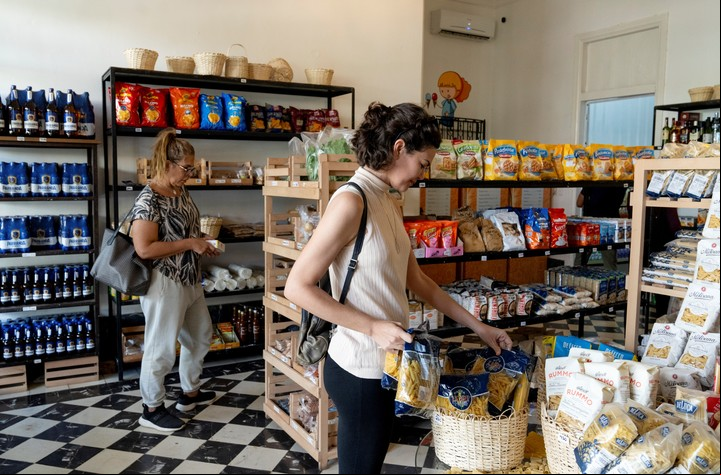 Clientes comprando en Home Deli, una tienda privada de comestibles en La Habana. Foto Eliana Aponte para The New York Times