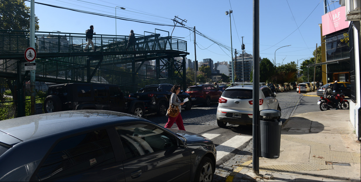 El barrio donde las vías del tren son un escape fácil para los ladrones: vidrios rotos, robo de ruedas y bronce