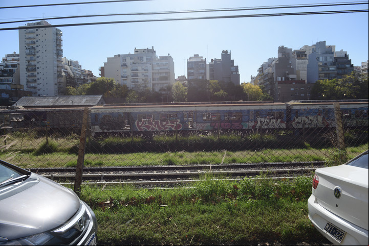 Los ladrones aprovechan los terrenos del Ferrocarril Mitre para escapar y esconderse. Foto Luciano Thieberger.