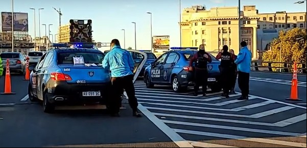 Robó un celular en Constitución, quiso huir por la autopista y murió atropellado por un auto: detuvieron al conductor