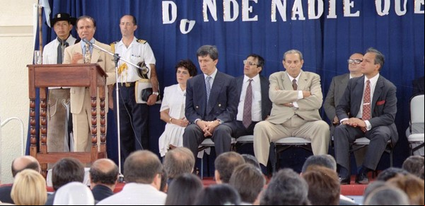 El "viaje a la estratósfera" de Carlos Menem: hablan por primera vez las maestras de la escuela donde hizo el anuncio que ahora se convirtió en ficción