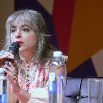 Dos horas de autógrafos y una presentación multitudinaria para Mariana Enriquez