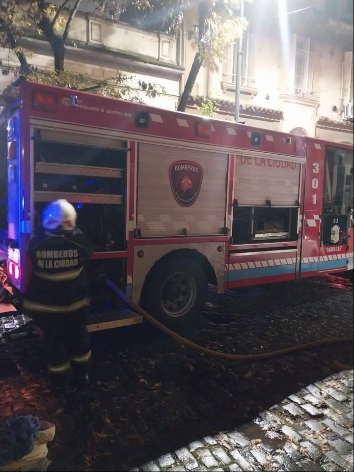 Los bomberos controlaron las llamas en el hotel y evacuaron a unas 30 personas.