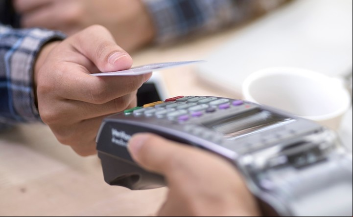 Al pagar con débito y con dólares, se evita el recargo. Foto: Shutterstock.
