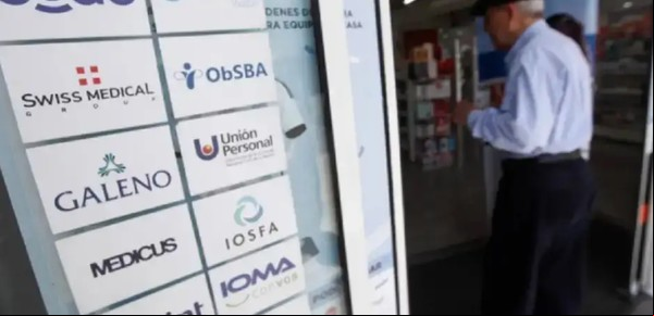 Paga $ 900 mil de prepaga por mes, quiso comprar un remedio para el resfrío y tuvo una respuesta inesperada