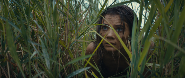 Freya Allan (de la serie "The Witcher") es una de las pocas humanas de la película. 