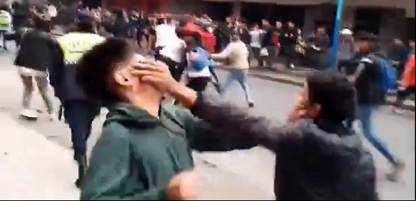 Video: batalla campal entre estudiantes secundarios en pleno centro de San Miguel de Tucumán