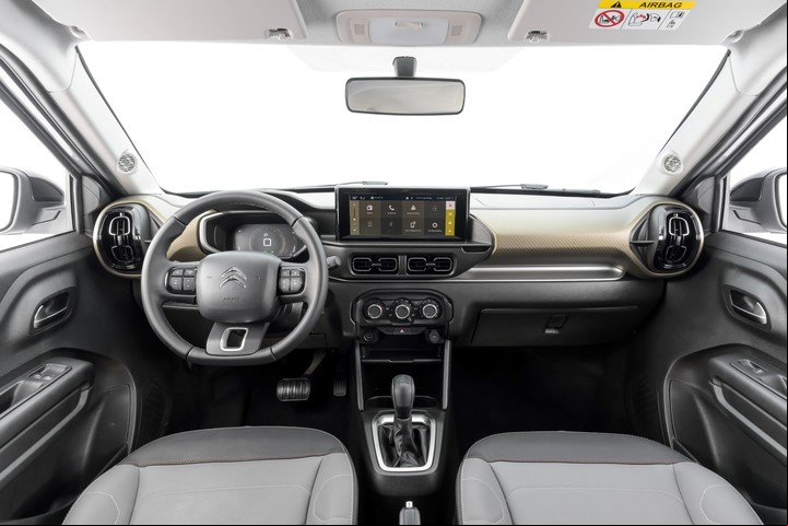 Las versiones con motor 1.6 llevan caja manual de quinta, mientras que las equipadas con el T200, automática CVT.