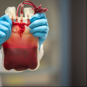 Polémica por la provisión de bolsas para transfusiones de sangre y un problema burocrático insólito