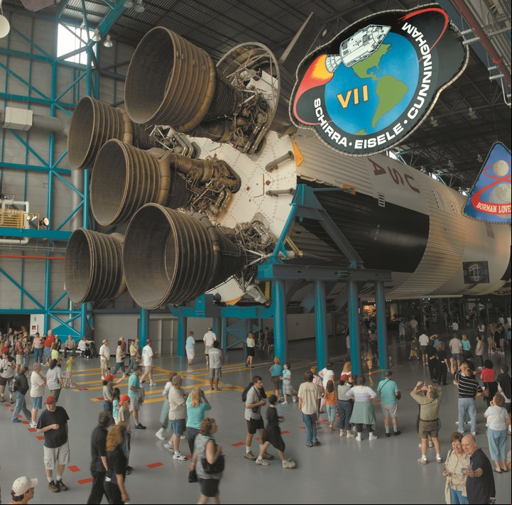 Vista de la parte inferior de un cohete lunar real. Foto Kennedy Space Center Visitor Complex.