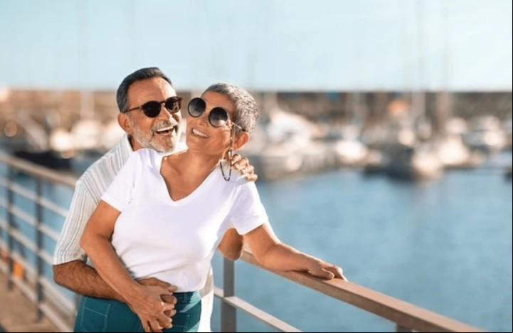 Los adultos al cumplir 50 tienden a viajar más y disfrutar del tiempo con los seres queridos. Foto: iStock.