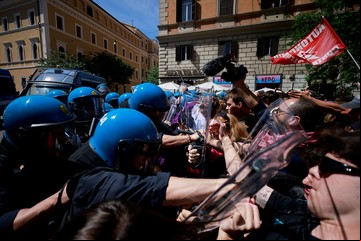 El Papa llama a los italianos a tener más hijos en medio de protestas y choques en Roma contra un acto a favor de la natalidad