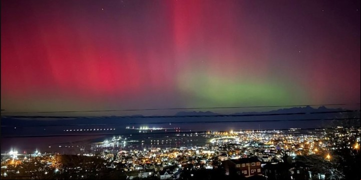 La ciudad de Ushuaia y la impactante vista de 2024 en la aurora austral.
