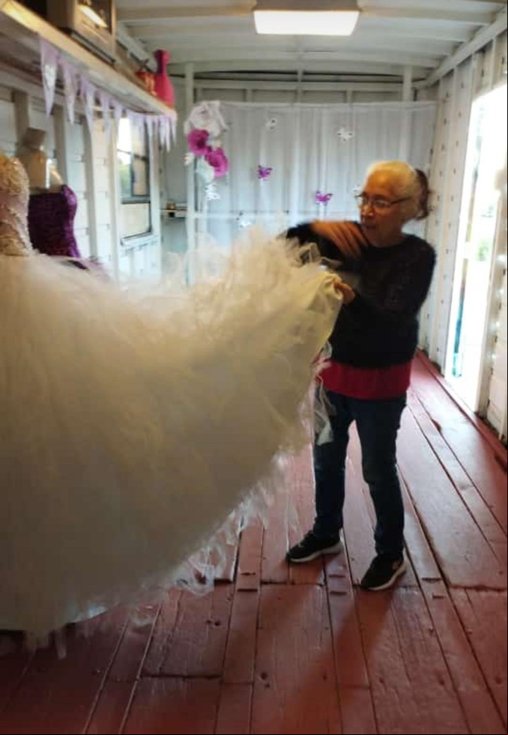 Los vestidos los obtienen gracias a donaciones. Tienen modista propia.