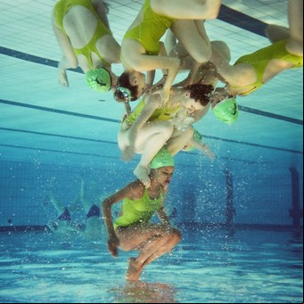La línea visual que cruza una piscina en el trabajo de la fotógrafa Céline Villegas