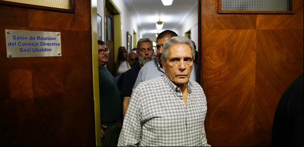 Guiño al gobierno: Carlos Acuña, uno de los jefes de la CGT, fue procesado y embargado por el bloqueo de una estación de servicio