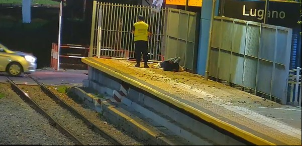 Lo quiso echar de la estación de trenes y le pegó una piña letal: quedó filmado, pero libre