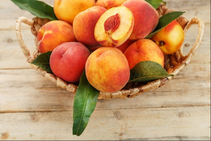 Germiná un carozo de durazno en casa y sorprendé a todos con un árbol nacido en tu maceta. Foto: iStock.