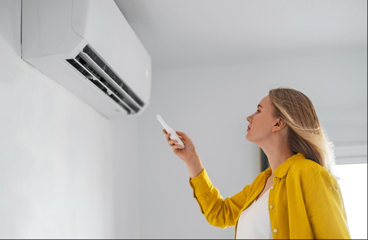 Un mantenimiento regular del aire acondicionado reduce el riesgo de fallas y reparaciones costosas. Foto: Shutterstock.