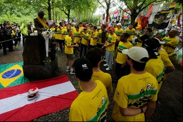 Fórmula 1: emotivo homenaje de los pilotos a Ayrton Senna y Roland Ratzenberger en Imola