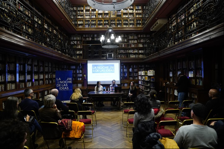 Ponencia Cambio climático algoritmos e inteligencia artificial:prevención anticipación y adaptación con Denisse Sciammarella, Marisol Osman y Juan Ruiz.en la Noche de las Ideas. Fotos Emmanuel Fernández.