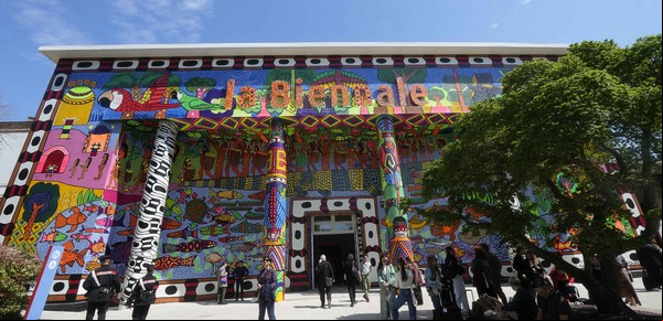 La Bienal de los artistas  queer, los desplazados, autodidactas y outsiders