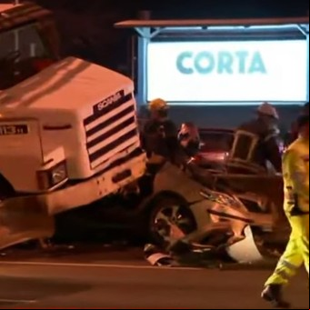 Un camión chocó en la Panamericana, se le soltó el contenedor y se cruzó de vía: al menos dos muertos y diez vehículos involucrados