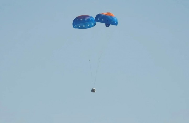Esta captura de pantalla tomada de una emisión de Blue Origin muestra la cápsula de la tripulación de la Misión NS-25 regresando a tierra cerca de Van Horn, Texas, el 19 de mayo de 2024. Foto: AFP.