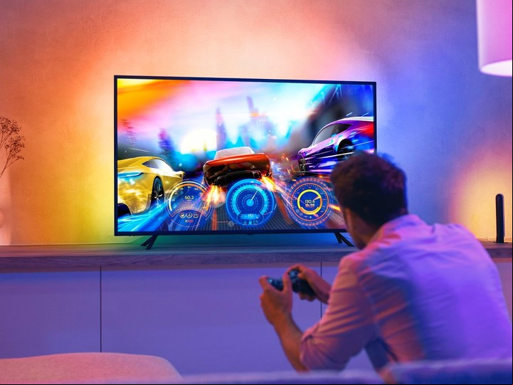 La TV sin montar a la pared requiere de un mueble que la soporte.