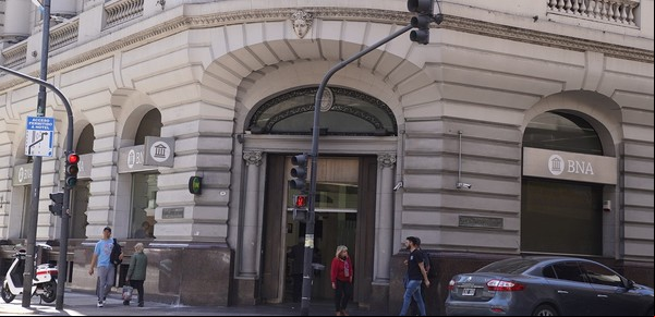 La economía cayó 1,8% en marzo y así interrumpió diez meses de crecimiento