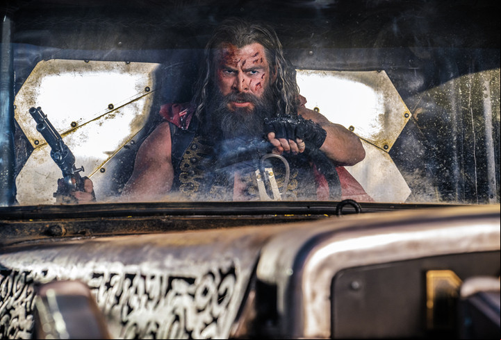 Dementus, un Chris Hemsworth paródico y poco reconocible.
