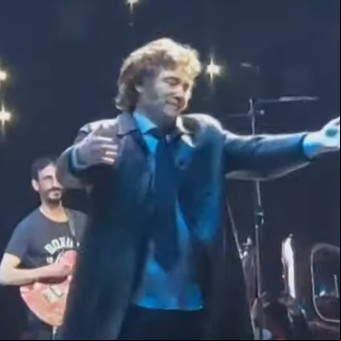 El recital de Javier Milei en el Luna Park: el Presidente cantó 'Panic Show" y la militancia libertaria coreó contra Cristina Kirchner y Pedro Sánchez