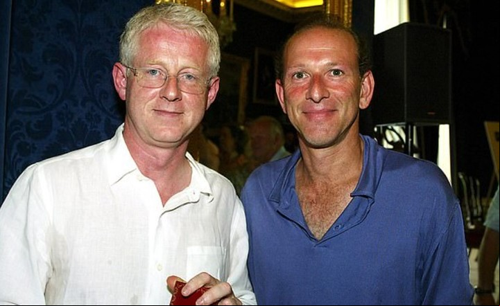Richard Curtis (I) y William Sieghart (D).