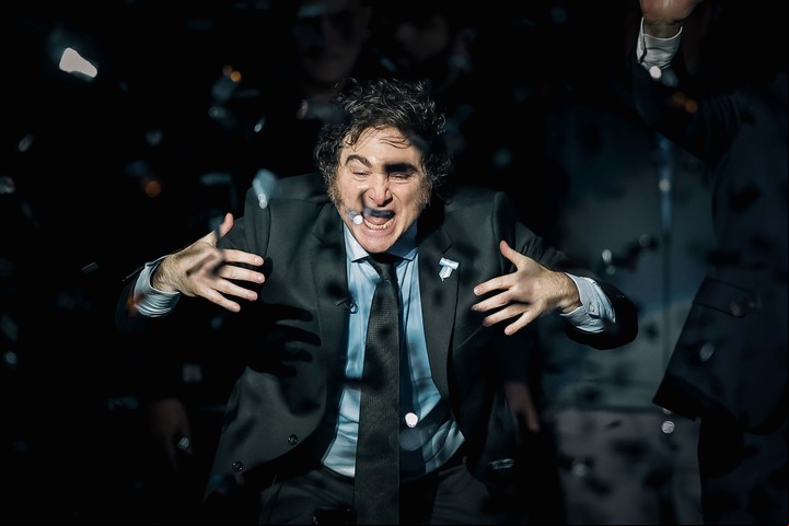 El cierre del acto en el Luna Park, con un Javier Milei eufórico. Foto EFE