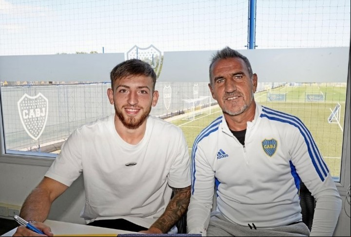 Ignacio Rodríguez junto a Raúl Cascini, en la firma de su primer contrato profesional. Foto: @bocajrs