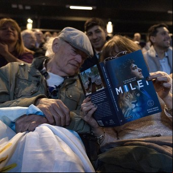 Libros políticos alrededor de Santiago Caputo, Javier y  Karina Milei: el "triángulo de hierro" del poder