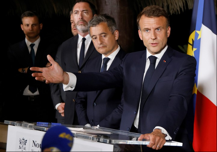 El presidente Emmanuel Macron viajo a Nueva Caledonia, en un intento por llevar calma. Foto: AP