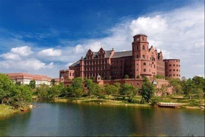 En el campus de Dongguan se replica la arquitectura de12 ciudades europeas conocidas por sus universidades.