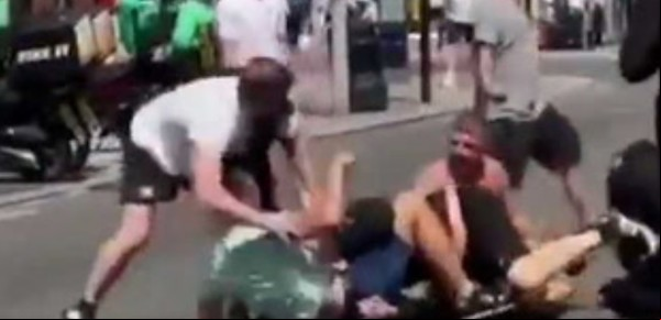 Piñas, patadas, botellazos y un desmayado: así fue la violenta pelea entre hinchas del Manchester United y del City, antes de la final de la FA Cup