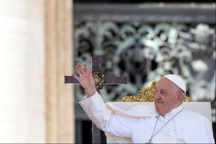 El papa Francisco saluda en la Plaza de San Pedro. Foto ANSA
