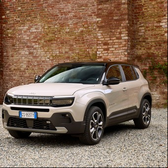Cómo es el Jeep híbrido y más chico que Renegade que se fabricará en la región y llegará a la Argentina
