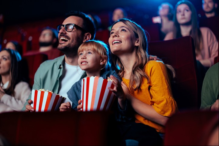 Cine o teatro, regalos para papá. Foto ilustración Shutterstock.